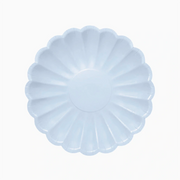 Masă de petrecere cu farfurii floare albastru pastel și veselă florală