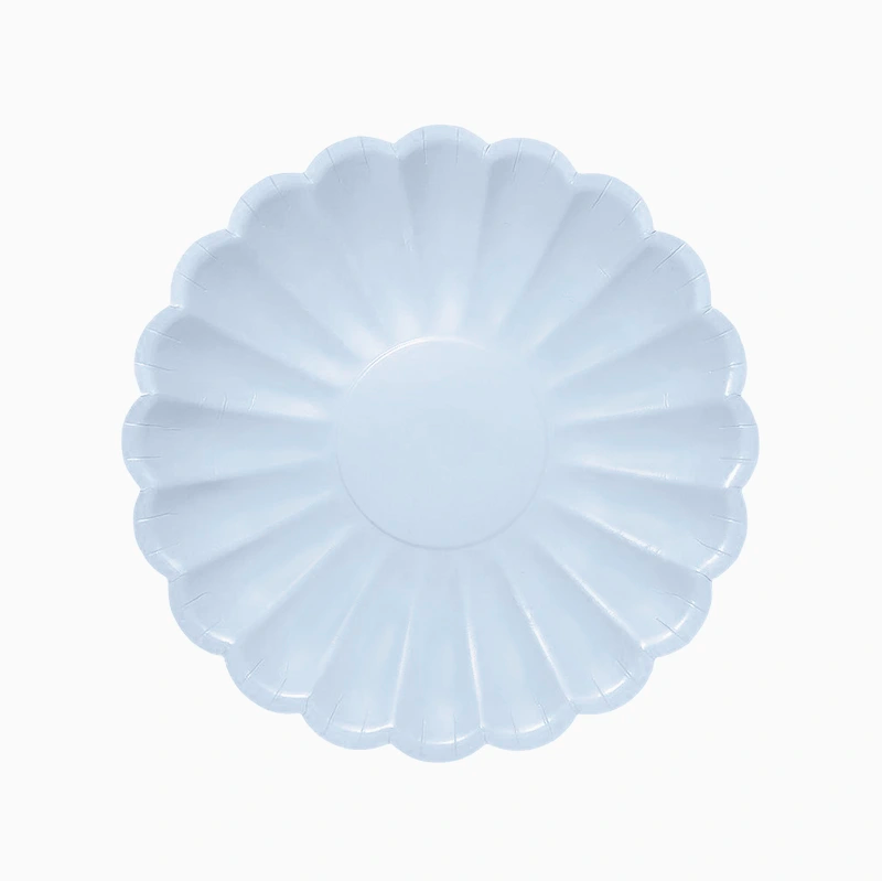 Masă de petrecere cu farfurii floare albastru pastel și veselă florală