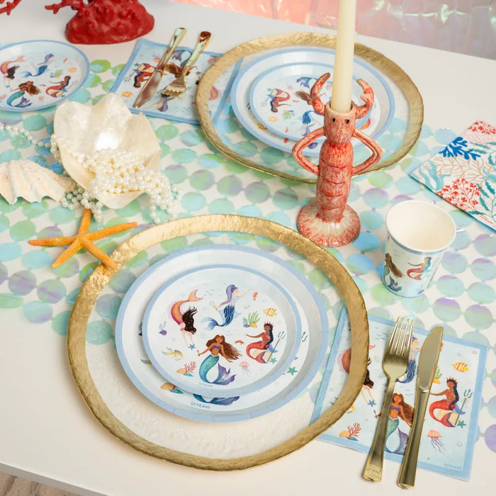 Masă aniversară cu tematică sirene, decor pastelat și șervețele cu ilustrații marine