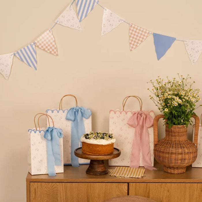 Ghirlandă cu fanioane albastre Vichy și florale Baby Blue Bear, decor pentru petrecere cu ursuleți