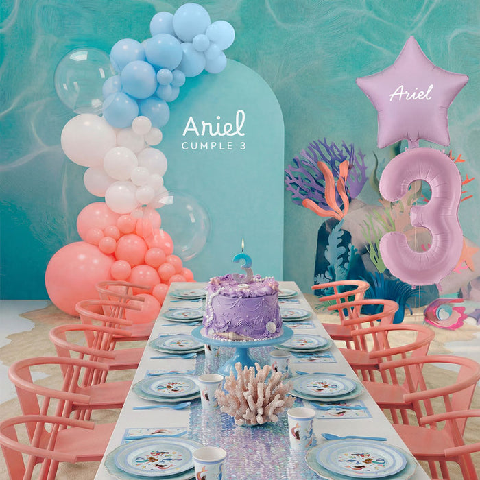 Masă aniversară cu tematică sirene, decor pastelat și șervețele cu ilustrații marine