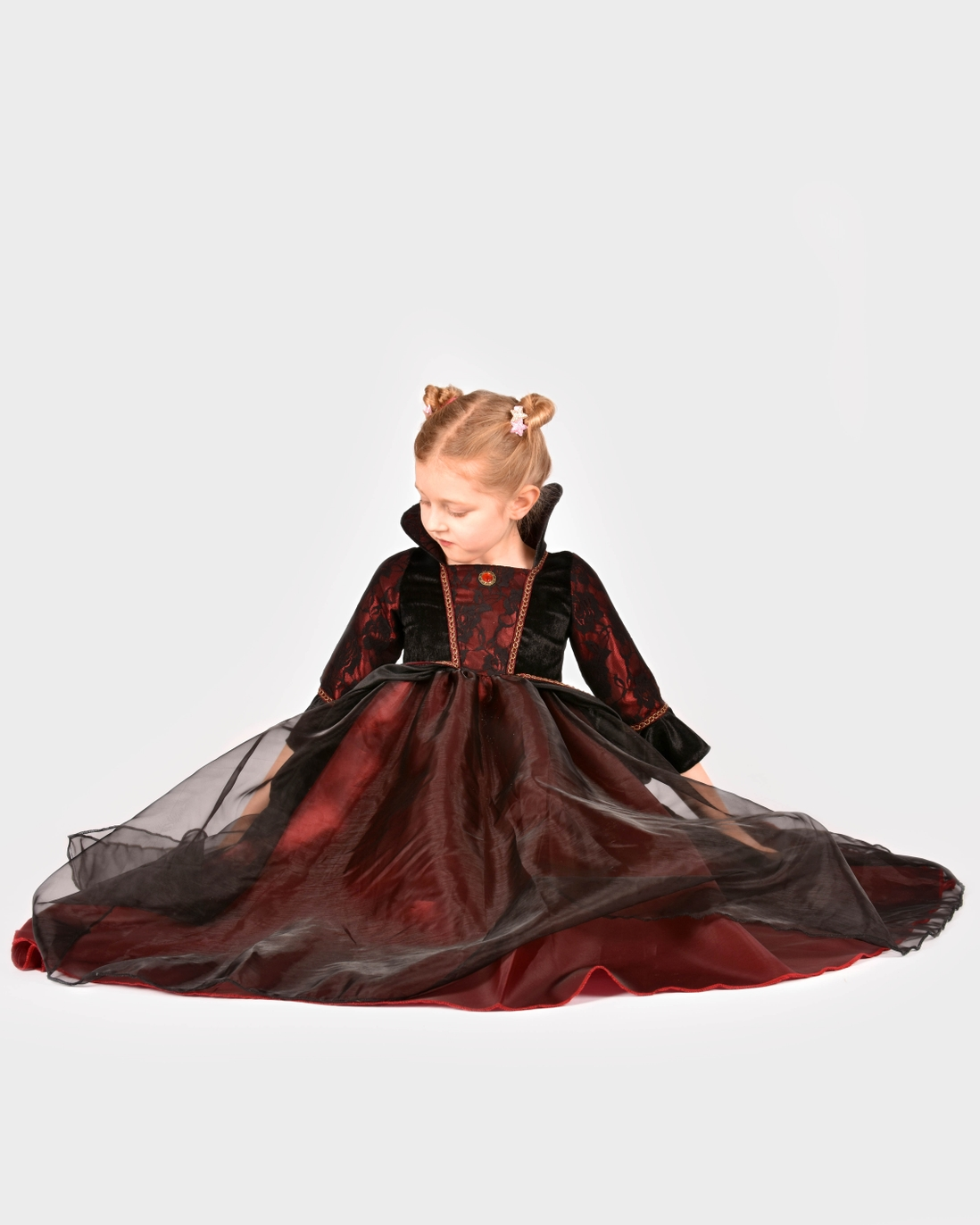 Costum vampir fete 6-8 ani cu rochie neagră și roșu burgundy Den Goda Fen
