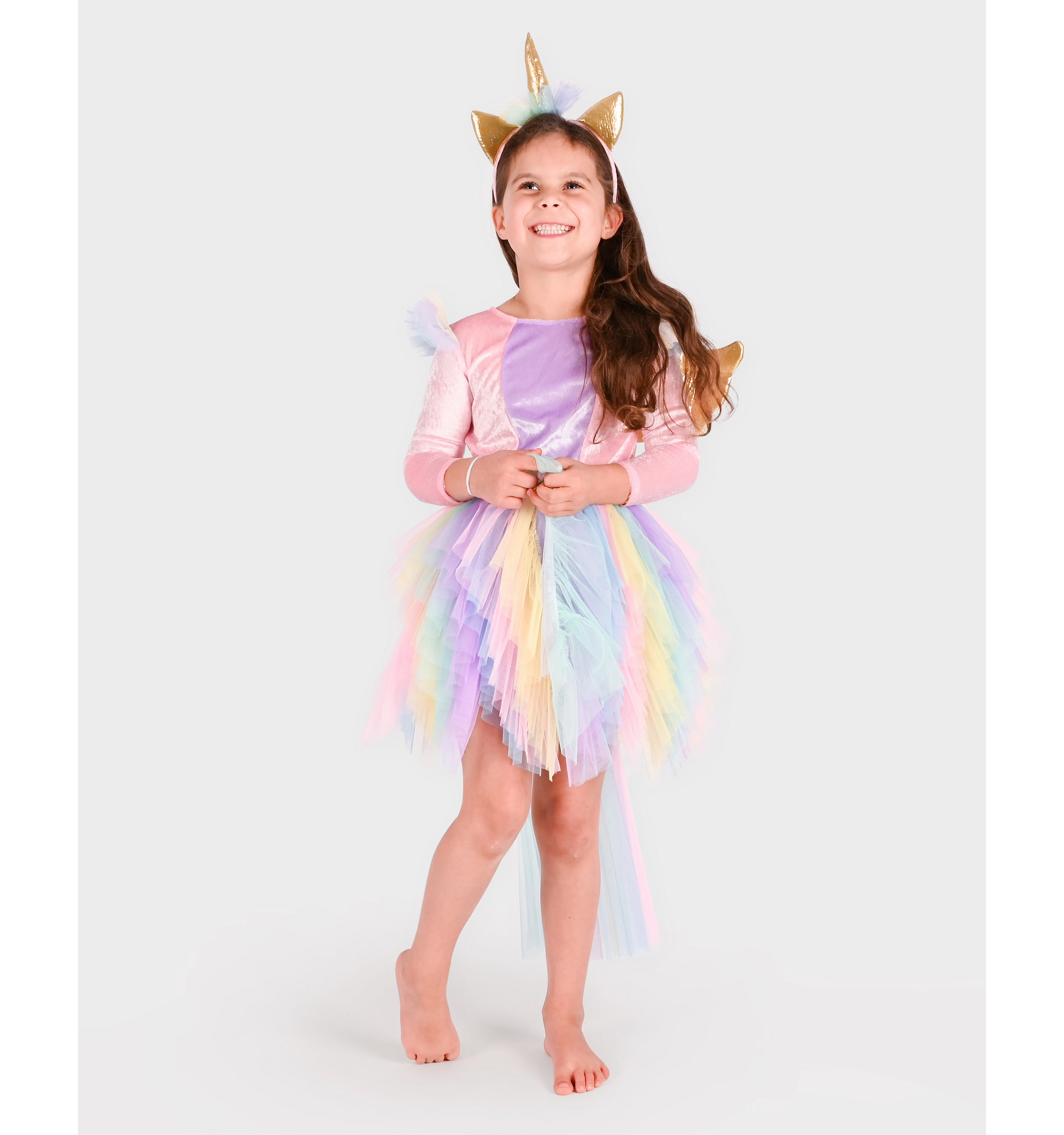 Costum unicorn pentru fete 6–8 ani, cu rochie roz din tul multicolor, aripi aurii și diademă cu corn