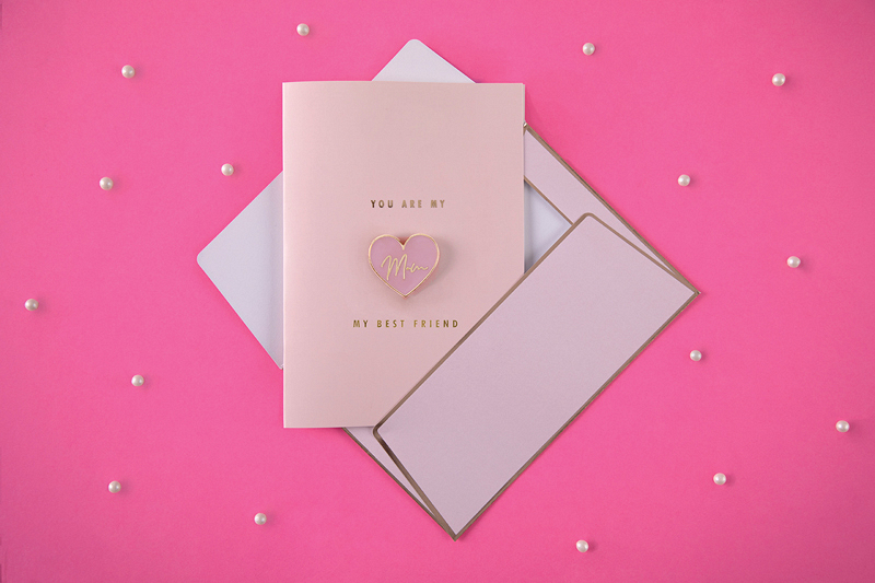 Set Card cu Pin Emailat „Mom”, Roz si Auriu