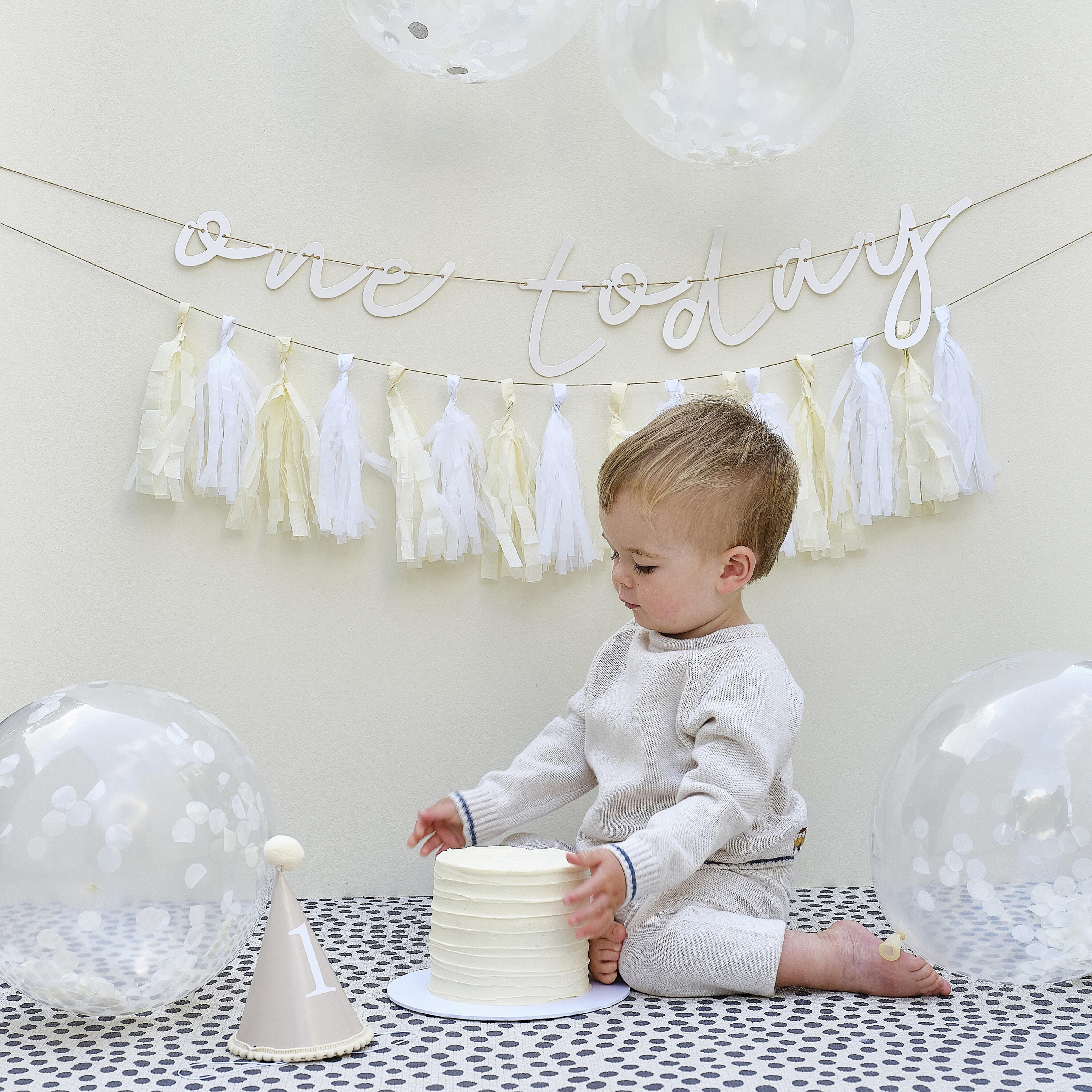 Set aniversar 1 an, Ginger Ray, 5 baloane confetti, banner 'One Today', banner franjuri, coif, Alb & Bej