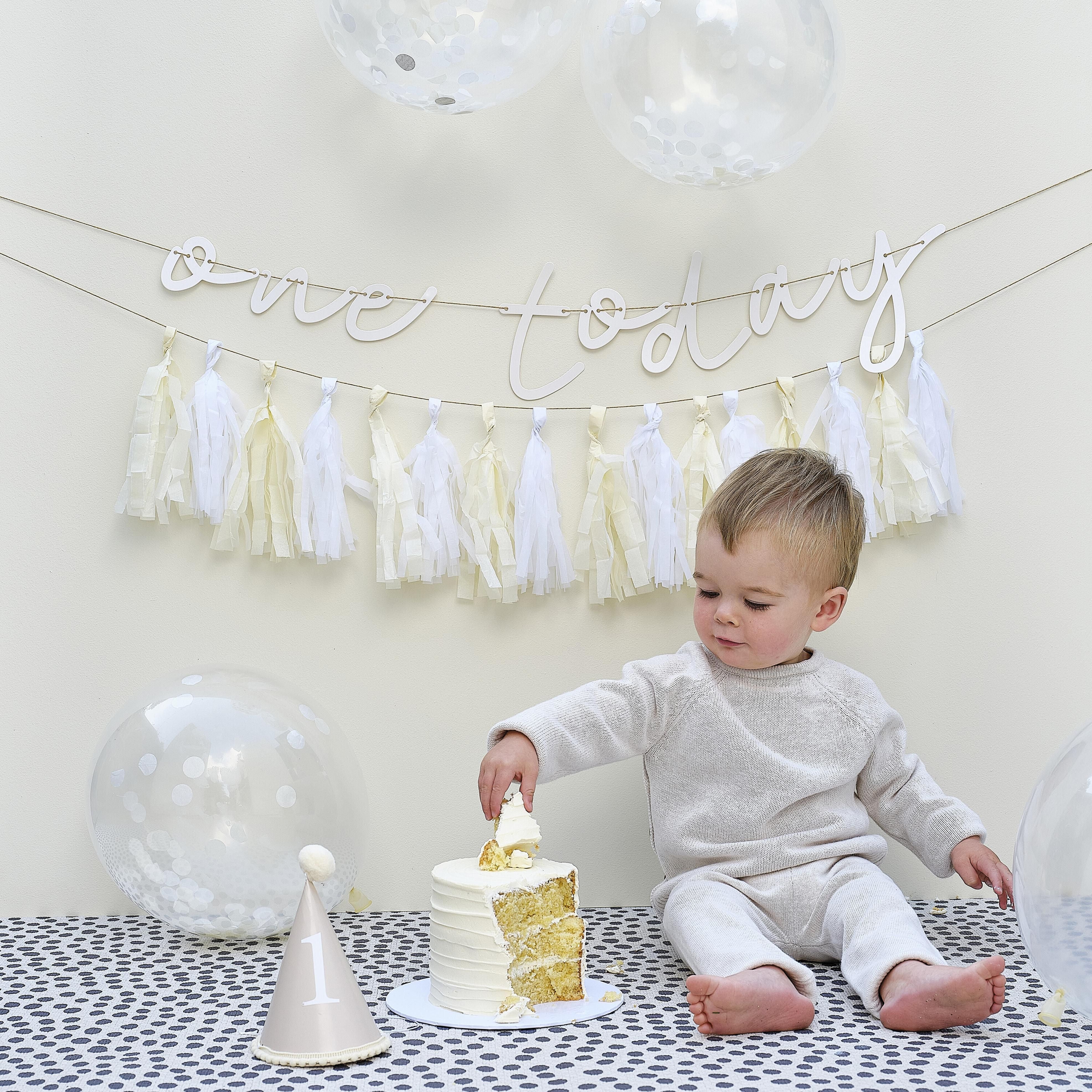 Set aniversar 1 an, Ginger Ray, 5 baloane confetti, banner 'One Today', banner franjuri, coif, Alb & Bej