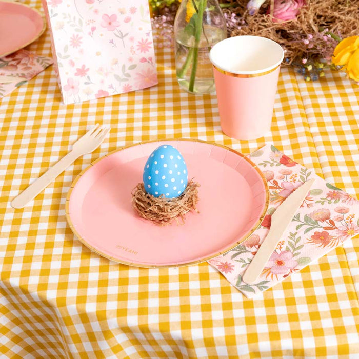 Masă de petrecere cu pahare roz pastel cu margine aurie și veselă florală