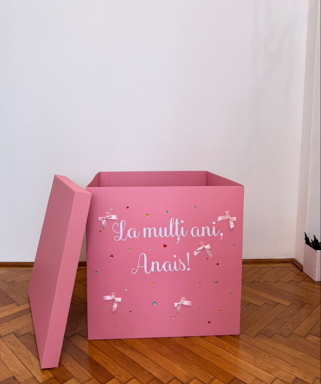 Princess Box – Cutie Surpriză Roz Personalizată cu 10 Baloane cu Heliu (Ridicare)