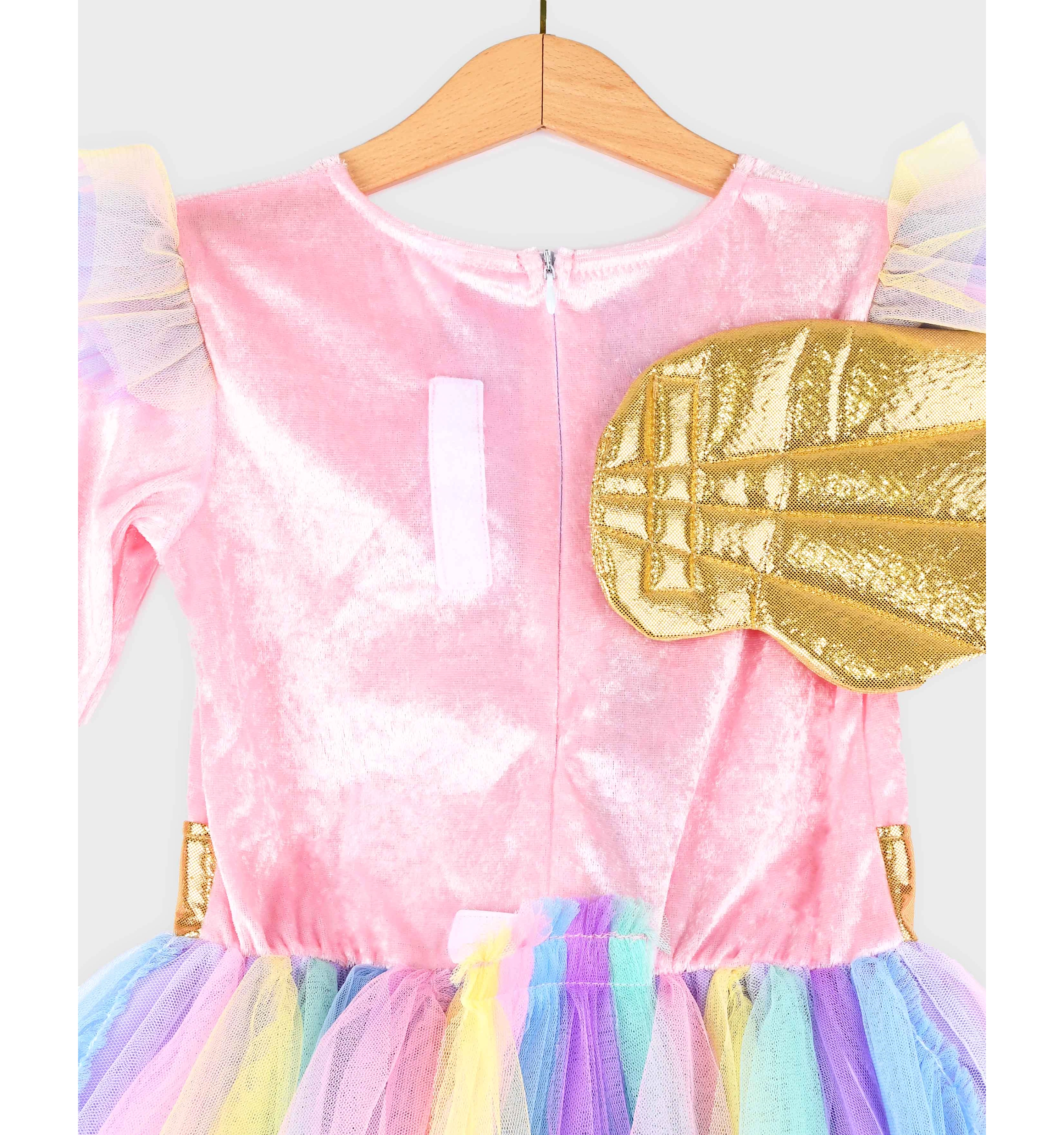 Costum unicorn pentru fete 6–8 ani, cu rochie roz din tul multicolor, aripi aurii și diademă cu corn