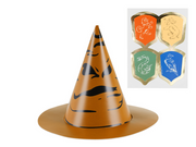 Coif de petrecere Harry Potter Pălăria Magică, maro cu imprimeu negru, alături de stickere cu emblemele caselor Hogwarts: Gryffindor, Hufflepuff, Slytherin și Ravenclaw.