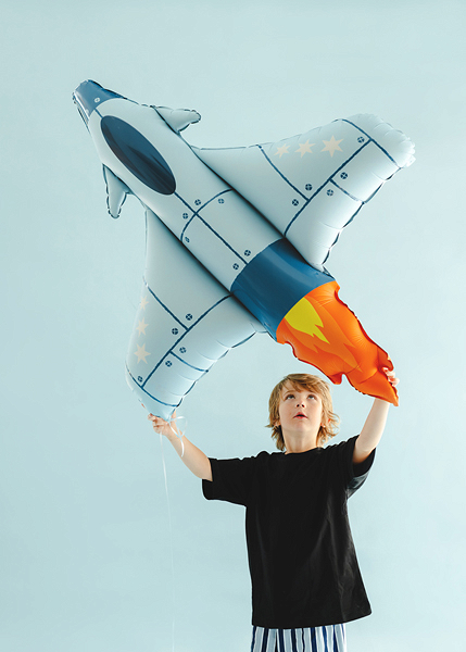 Balon folie în formă de avion de vânătoare Jet albastru, cu stele albe pe aripi și flacără portocalie, 91 × 114,5 cm.