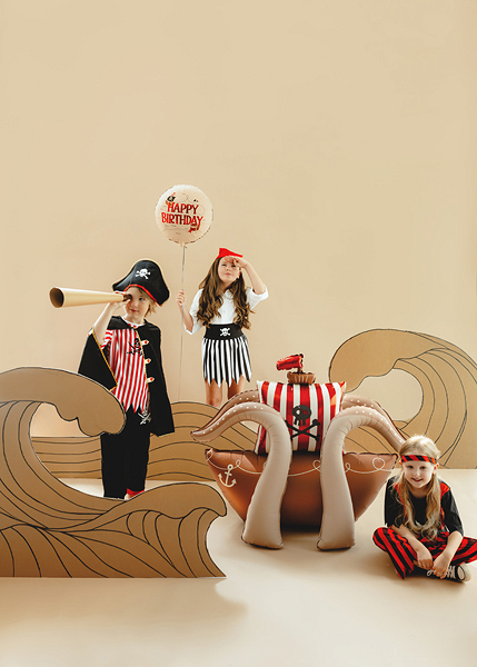 Balon folie 3D corabie de pirați maro, cu pânză roșie și albă, craniu de pirat și tentacule de caracatiță, 120 × 91 cm.