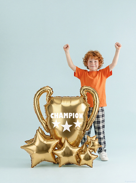 Balon folie 3D în formă de cupă aurie Champion, cu trei stele albe și grupuri de stele aurii la bază, 83 × 87 cm.