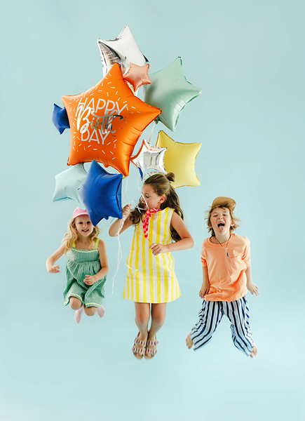 Set 5 baloane folie stele Happy Birthday, cu stea roșie mare și stele colorate pentru petrecere aniversară.