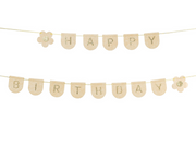 Ghirlandă Happy Birthday din fetru roz pudrat, cu litere aurii strălucitoare și floricele decorative, lungime 3 m.