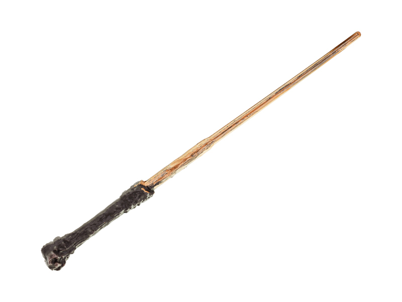 Produs: Baghetă magică de vrăjitor, maro, lungime 43 cm, din plastic, cu aspect de lemn și mâner închis la culoare, cu detalii în relief.