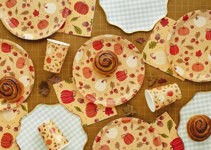 Farfurie rotundă din carton, 23 cm, cu imprimeu de toamnă cu dovleci portocalii și albi, ghinde și frunze pe fundal galben.