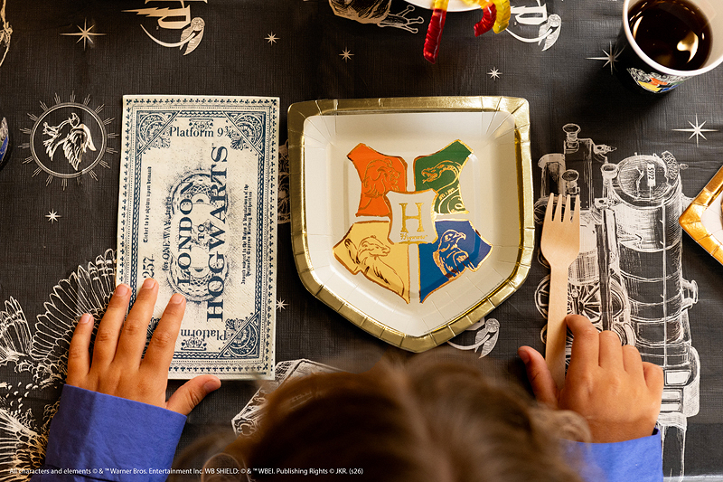 Farfurie Harry Potter cu emblema Hogwarts și margine aurie 26 x 18 cm