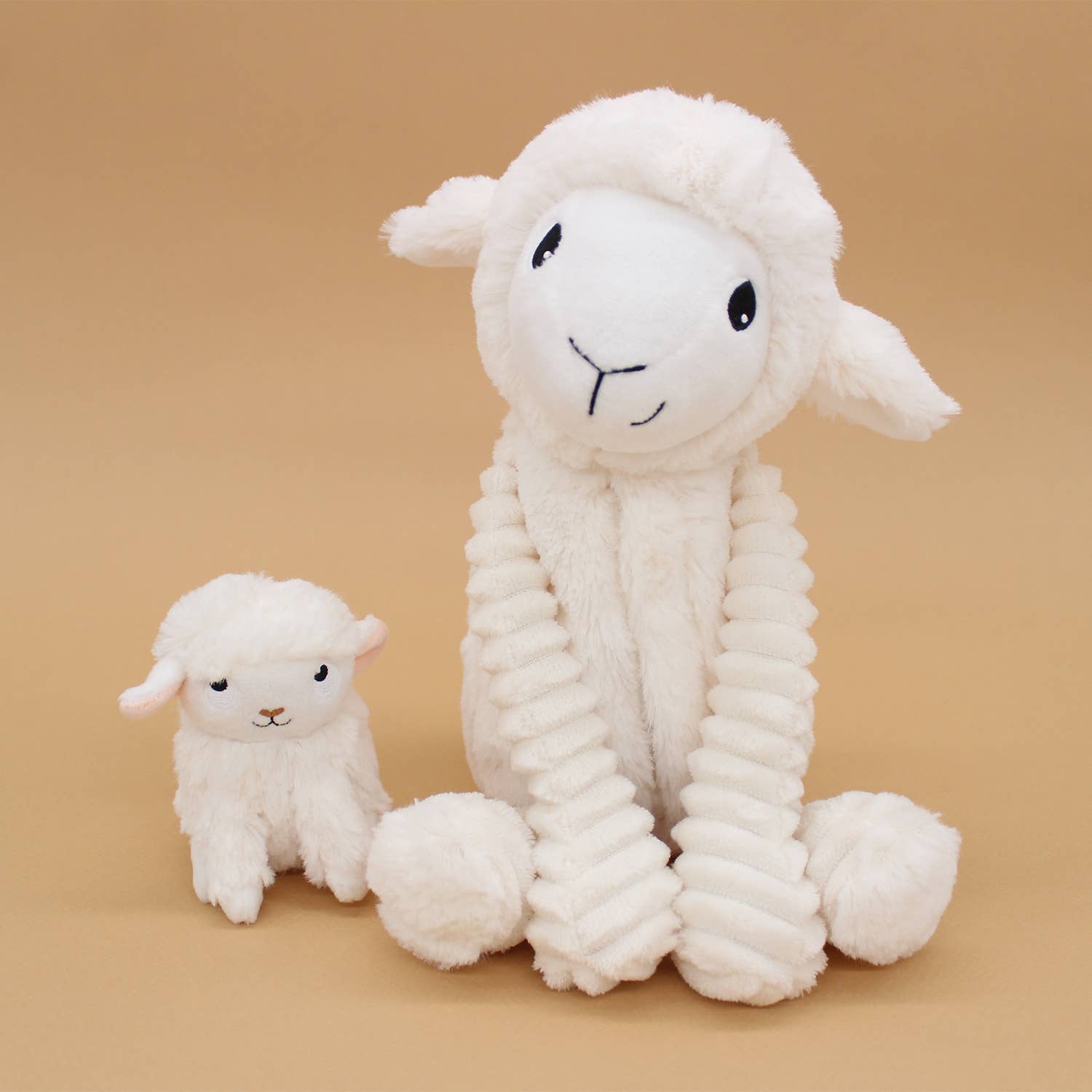 Oiță pluș Mum & Baby albă „Les Ptipotos” 25cm 🐑