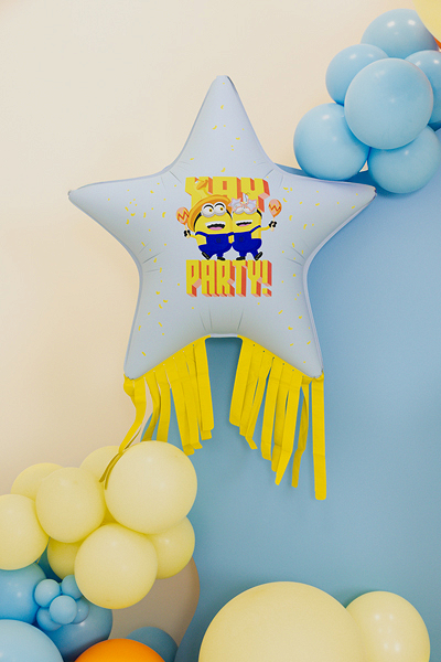 Balon folie stea cu ciucuri Minions 72cm, albastru/galben