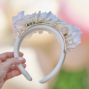 Bentita facuta manual pentru aniversare "birthday girl" Auriu cu cu perle si flori albe
